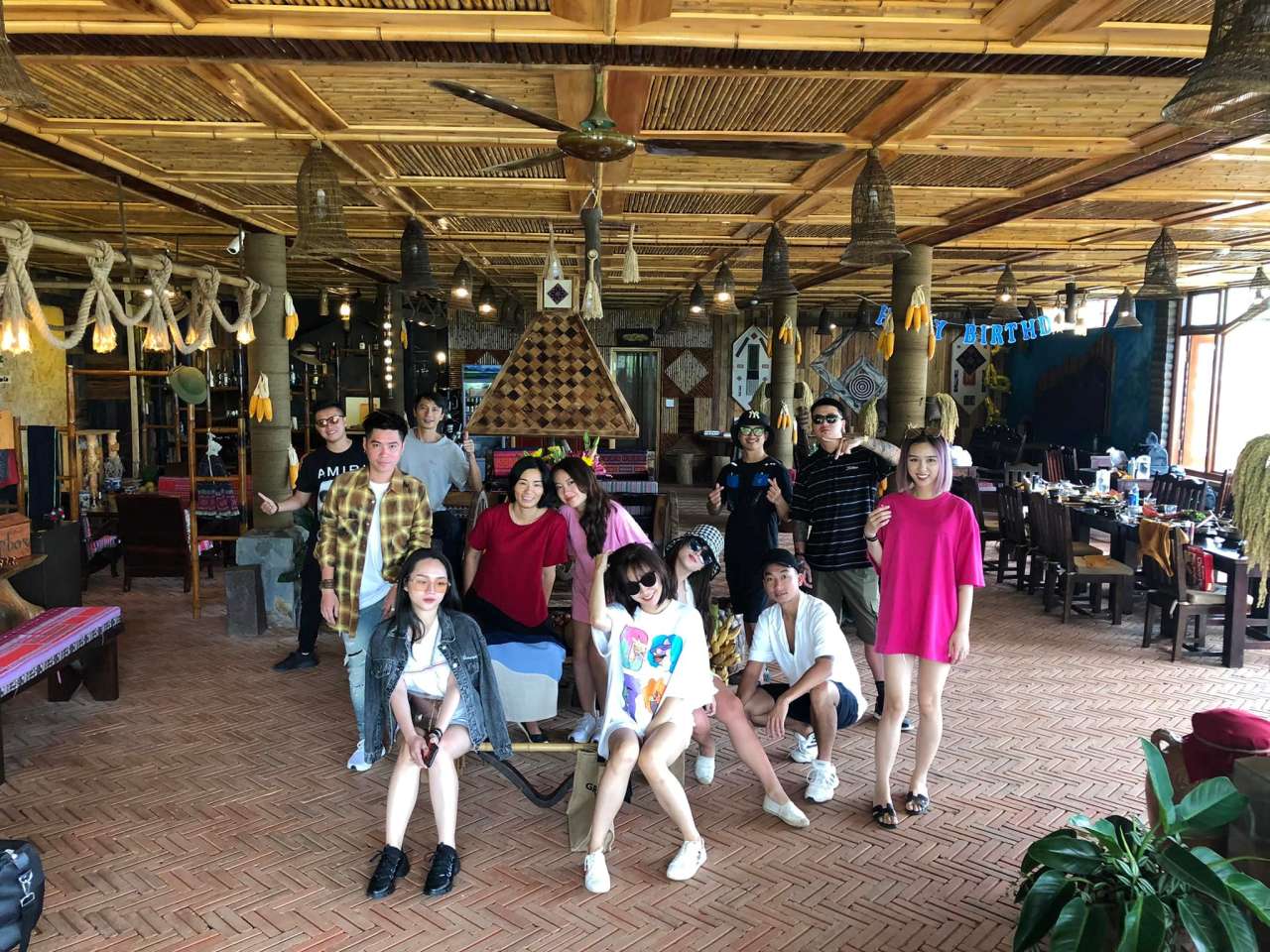 Nhóm bạn đến Eco Palms House